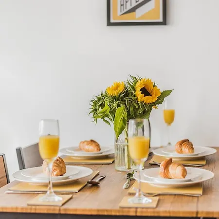 Chic One Bed Apartment- Living In Converted Cocoa Warehouse Parking *