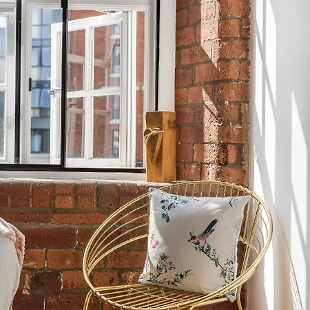 Chic One Bed Apartment- Living In Converted Cocoa Warehouse Parking *